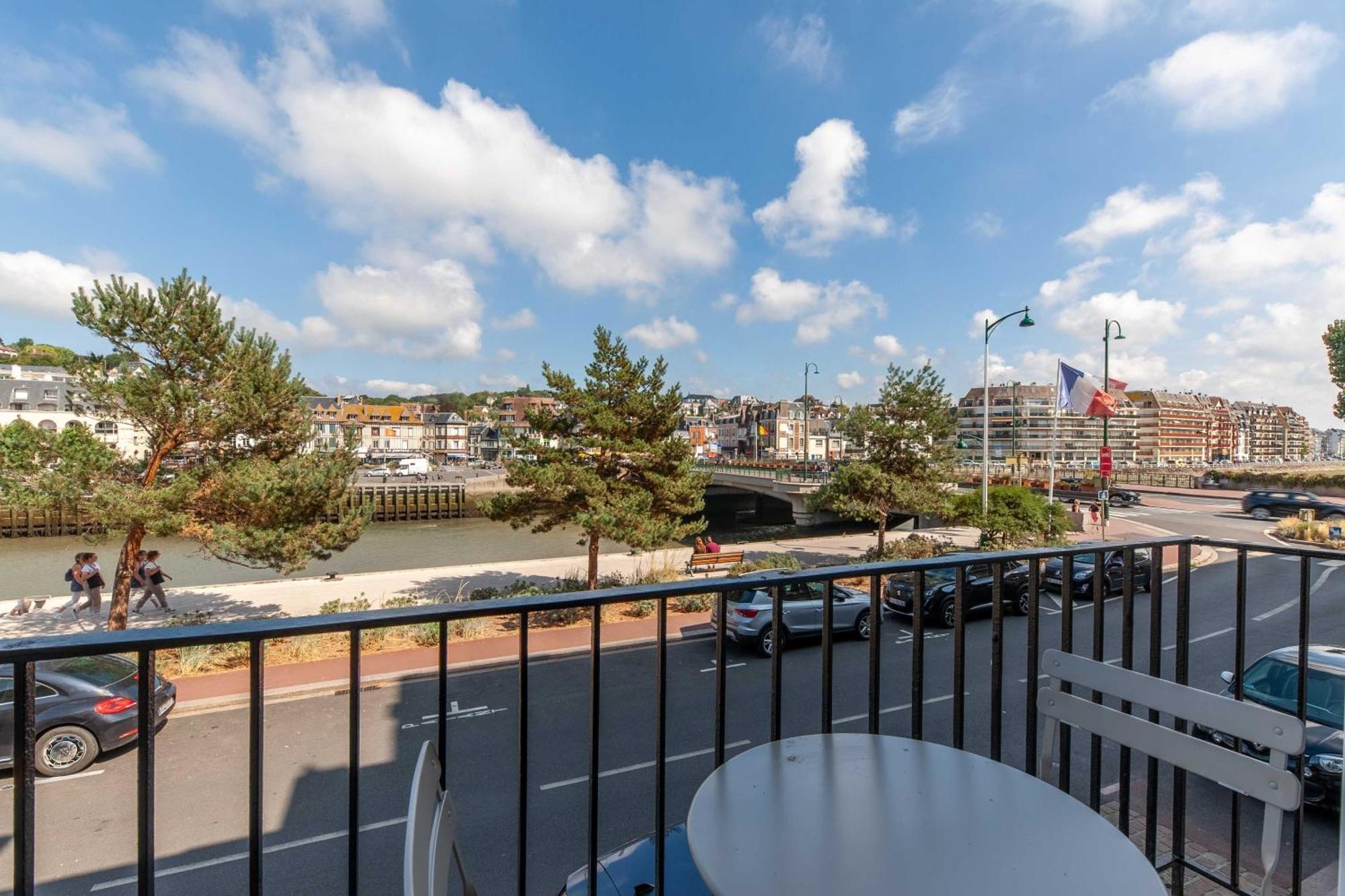 Studio Sleeps 4 With Terrace, 500M Place Morny Довиль Экстерьер фото